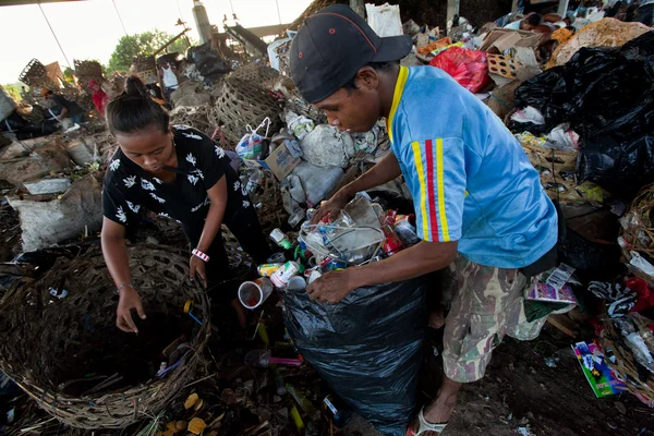 BALI, INDONESIA 11 DE ABRIL: Pobres de la isla de Java que trabajan en un desguace en el vertedero el 11 de abril de 2012 en Bali, Indonesia. Bali produce diariamente 10.000 metros cúbicos de residuos . —  Fotos de Stock